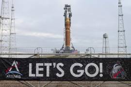 Una pancarta cubierta con las firmas de los empleados y contratistas de la NASA en la cerca perimetral del Complejo de Lanzamiento 39B después de que el cohete Artemis II Space Launch System en Florida.