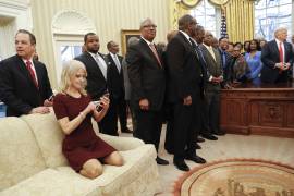 Critican a Kellyanne Conway por su forma de sentarse en el Despacho Oval