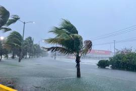 Los municipios de Benito Juárez, Isla Mujeres, Lázaro Cárdenas y Cozumel están en Alerta Roja por efectos de huracán. Las autoridades instan a la población a mantenerse informada y seguir las medidas de protección civil.