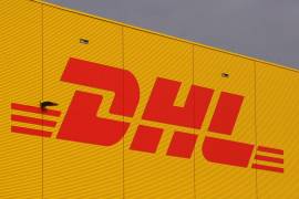 El logotipo de la empresa alemana de transporte de paquetería DHL en una terminal del aeropuerto de Leipzig/Halle. FOTO: AP.