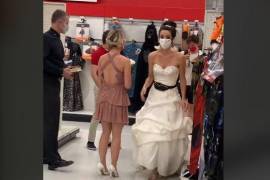 Vestida de novia da ultimátum a su novio en su trabajo, ¡con cura y dama de honor!