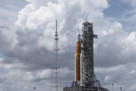 El cohete del Sistema de lanzamiento espacial (SLS) de la NASA con la nave espacial Orion a bordo se ve sobre el lanzador móvil en la plataforma de lanzamiento 39B, el martes 30 de agosto de 2022.
