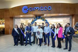 La entrega del automóvil se llevó a cabo el miércoles en Cimaco Plaza Patio. FOTO: OMAR SAUCEDO