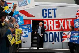 El primer ministro británico, Boris Johnson, se dirige a sus seguidores antes de abordar el autobús de su campaña para las elecciones generales en Manchester, Inglaterra, el viernes 15 de noviembre de 2019.