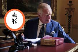 El rey Carlos III de Inglaterra desempeña sus tareas oficiales en una sala del Palacio de Buckingham, en Londres.