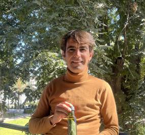 Arturo Macías informó que se trajo la maquinaria desde España y produce un aceite de oliva artesanal, de primera prensa en frío y virgen extra. FOTO: