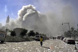 Una calle en el bajo Manhattan de Nueva York está cubierta de escombros tras el derrumbe de las Torres Gemelas del World Trade Center después de los ataques terroristas del 11 de septiembre de 2001.