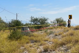 Un hombre murió la mañana de este domingo luego de que salió de la carretera Monclova-Candela, a la altura del kilómetro 16, y terminó volcado a varios metros de la carpeta asfáltica.