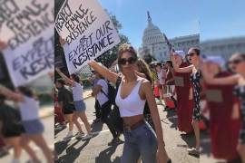 Arrestan a Emily Ratajkowski y a Amy Schumer en protesta