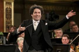 En esta fotografía del 1 de enero de 2017 el director de orquesta venezolano Gustavo Dudamel dirige a la Orquesta Filarmónica de Viena durante el tradicional concierto de Año Nuevo en el Salón Dorado del Musikverein en Vienna, Austria. AP/Ronald Zak