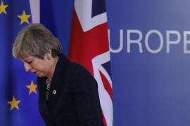 Afirman que Theresa May está en cuerda floja