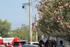 El trabajador fue localizado suspendido de un poste, sujeto por el arnés de seguridad que utilizaba.