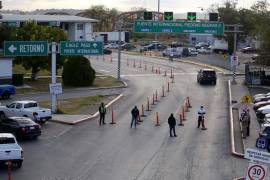 Elementos de seguridad coordinan el orden en el cruce masivo de vehículos hacia México por Coahuila.