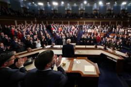 Miembros del Congreso ofrecen una ovación en pie durante el discurso sobre el Estado de la Unión del presidente Donald Trump, en un pleno del Congreso en la Cámara de Representantes en el Capitolio.