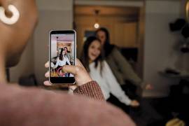 La exposición de niños en redes sociales, conocida como sharenting, conlleva graves riesgos de privacidad, seguridad y salud mental al crear una huella digital permanente sin consentimiento