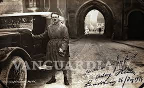 $!Subastan foto de Adolf Hitler abrazando a niña judía
