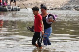 Migrantes cruzan el Río Suchiate en el municipio de Ciudad Hidalgo en Chiapas (México).