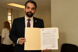 Antonio Attolini entregó ante la Comisión de Auditoría Gubernamental y Cuenta Pública el documento con el que busca activar el procedimiento de revisión al organismo operador de agua.