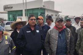 El contingente avanza con banderas y carteles en defensa de sus derechos laborales.