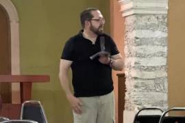 El padre Jesús Pedro Oyervides Carrillo explicó las medidas del programa Entorno Seguro para proteger a menores y adultos vulnerables.