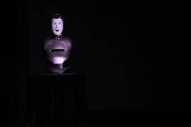 El primer robot antropomórfico ruso, ‘AIDOL’, reacciona durante la presentación de la primera plataforma robótica antropomórfica rusa con IA (Inteligencia Artificial Integrada) de la empresa rusa AIDOL, en Moscú.
