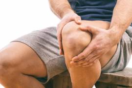 El dolor de rodilla no siempre se debe a un movimiento brusco; el estrés y el sedentarismo tienen mucho qu e ver.