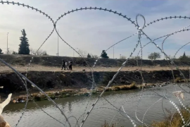 Autoridades fronterizas planean contener la crisis migratoria.