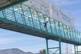 La intervención de los oficiales permitió controlar la situación y garantizar la integridad del joven, quien fue retirado del puente y puesto bajo resguardo.