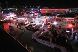 Personal de rescate acuden al auxilio durante un incendio en las instalaciones del Instituto Nacional de Migración (INM), donde fallecieron migrantes la noche del 27 de marzo de 2023, en Ciudad Juárez, Chihuahua.