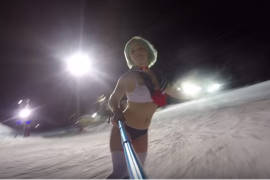 ¿Frío? Cosplayer rusa hace snowboard en bikini de Sailor Moon