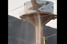 Vecinos de Parajes de Santa Elena reportaron el derrame de agua en un tanque elevado cercano a la calle Bolivia, señalando que el escurrimiento fue visible durante varios días.