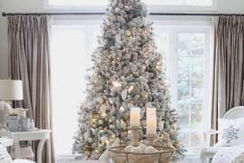 Luces, adornos gigantes cajas simulando regalos, cojines alfombras y hasta guirnaldas terminan de dar un toque único y especial a los espacios que albergan la decoración navideña.