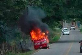 Violencia. Un vehículo fue incendiado en consecuencia de los enfrentamientos de organizaciones criminales.