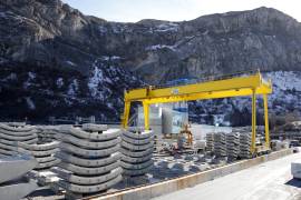 Partes de un túnel en construcción en la red ferroviaria Turín-Lyon se ven apilados en Saint Martin La Porte, Francia.
