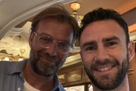 Un tal Jürgen Klopp se toma la foto del recuerdo con el poderoso ¡Miguel Layún!