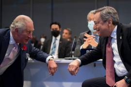 Una imagen facilitada por la Oficina de Prensa del Palacio de Chigi muestra a Carlos, Príncipe de Gales, hablando con el primer ministro italiano, Mario Draghi, durante la ceremonia de apertura de la Conferencia de las Naciones Unidas sobre el Cambio Climático (COP26) en Glasgow, Escocia. EFE/EPA/Filippo Attili