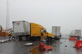 Un tractocamión de doble remolque que circulaba a exceso de velocidad terminó impactándose contra los muros centrales de concreto, lo que generó daños en la unidad y afectaciones a la circulación.