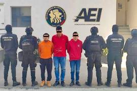 Fuerza Civil y la AEI arrestaron a tres hombres en Guadalupe tras un reporte ciudadano; les aseguraron más de 300 dosis de presunta marihuana, cristal y cocaína.
