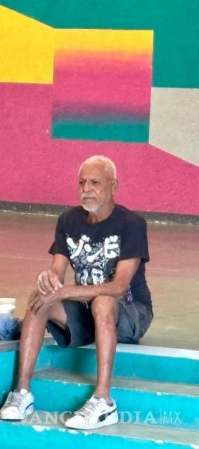 $!En el gimnasio municipal, beneficiarios se asean y estrenan ropa limpia.