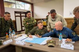 El Comandante Francis L. Donovan (c-i), al ministro de defensa de Colombia, Jorge Eduardo Mora (c-arriba), y al ministro de defensa de Ecuador, Gian Carlo Loffredo (c-d), acuerdan estrategias contras las bandas criminales.