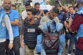 El sábado, un equipo de televisión del canal privado Sky News Arabia dijo que la policía israelí los agredió en la ciudad sureña de Ashkelon, que era objetivo de Hamas, y dañó su equipo