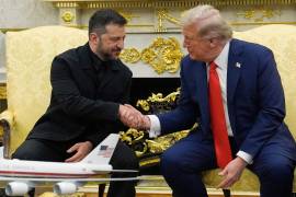 El presidente estadounidense Donald Trump se reúne con el presidente ucraniano Volodímir Zelenski en el Despacho Oval de la Casa Blanca el 18 de agosto de 2025, en Washington, D.C..