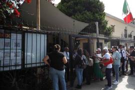 En contraste, decenas de peruanos acudieron a la Embajada de México en Lima para solicitar informes del visado que necesitan para viajar a la nación mexicana