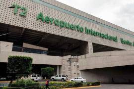 El AICM señala que debido a que esta supervisión se hace de manera visual, el ingreso resulta lento, lo que provoca acumulación de personas en el exterior de los puntos de inspección.