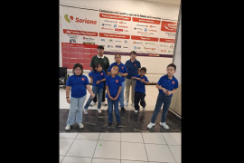 Durante diciembre, niñas y niños de la Casa Hogar del Ejército de Salvación participan en colectas con villancicos en plazas comerciales de Saltillo para recaudar fondos y regalos.