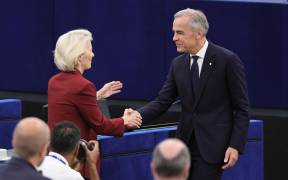 El primer ministro de Canadá, Mark Carney y la presidenta de la Comisión Europea, Ursula von der Leyen tras su discurso ante los miembros del Parlamento en el Parlamento Europeo en Estrasburgo, Francia.