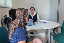 Personal de salud del IMSS orienta a las derechohabientes sobre las medidas preventivas y los estudios disponibles para detectar oportunamente lesiones cervicouterinas.