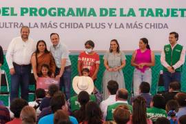 Ashley Ivana, beneficiaria de 5 años con ceguera, recibió su tarjeta de apoyo, símbolo de esperanza para su familia.