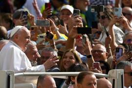 El papa Francisco saluda a los fieles durante su audiencia general semanal en la Plaza de San Pedro.