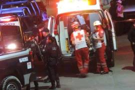 Personal de la Cruz Roja acudió al lugar de los hechos para brindar auxilio a las víctimas; sin embargo, el menor ya no contaba con signos vitales al momento de la atención.